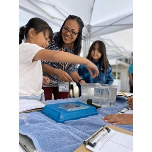 Natalia Rodriguez Revelo, Scientist-in-Residence, looks at ocean invertebrates with students.